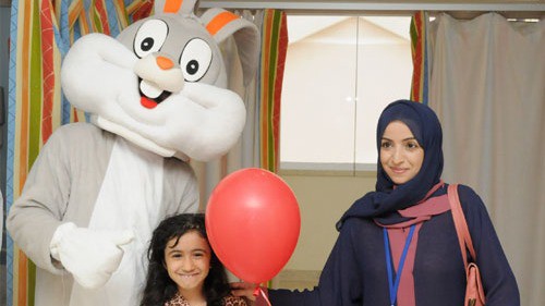 نفط عمان تحتفل بالقرنقشوه مع ما يزيد عن 170 طفل في عددٍ من المستشفيات في مسقط